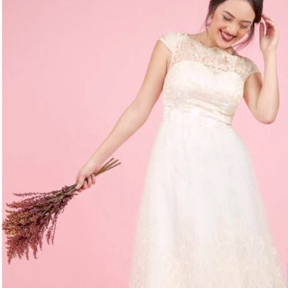 Celebration Dress Mod Cloth ❤️ Size 14. Cream color subtle shimmer.
